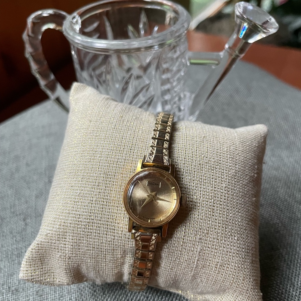 Vulcain Ladies Gold Winding Watch with Speidel Stretchable Wristband vintage